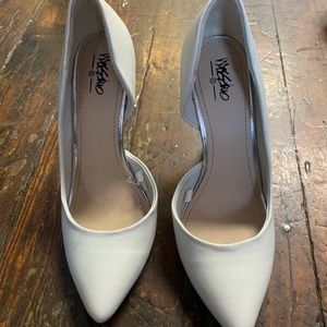 White pumps size 7
